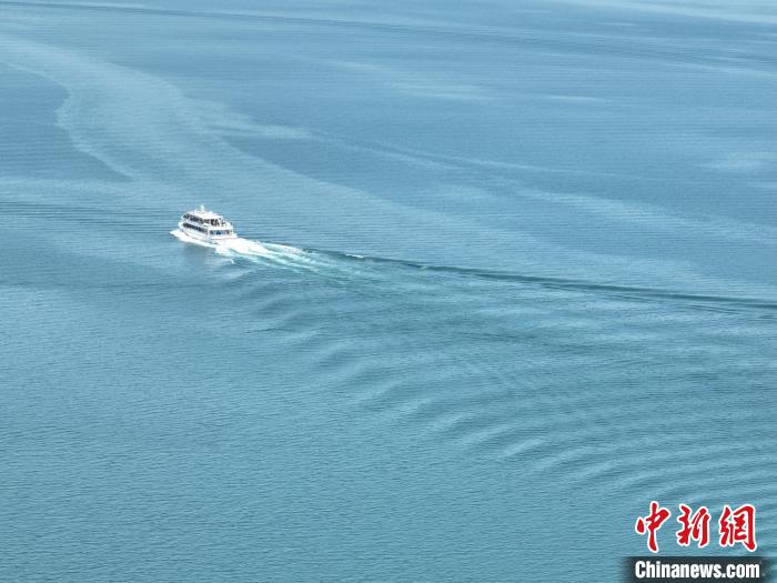 圖為航拍仲夏時(shí)節(jié)，青海湖湖水碧波蕩漾?！∑钤鲚?攝