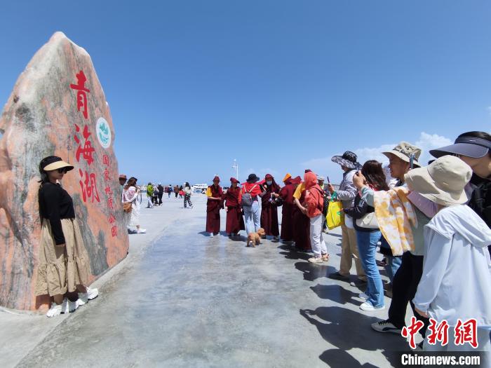 圖為航拍青海湖美景引游客拍照打卡?！∑钤鲚?攝