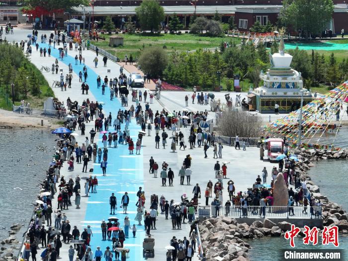 圖為航拍青海湖二郎劍景區(qū)游客眾多?！∑钤鲚?攝