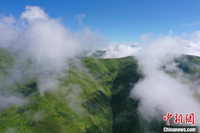 航拍賽來塘鎮(zhèn)山間云霧繚繞。　馬銘言 攝