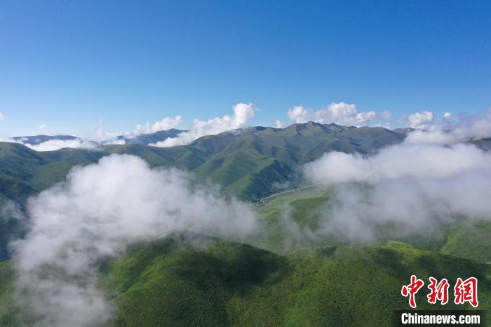 航拍賽來塘鎮(zhèn)山間云霧繚繞。　馬銘言 攝