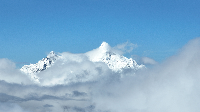 在白馬雪山遙望梅里雪山。德欽縣融媒體中心供圖