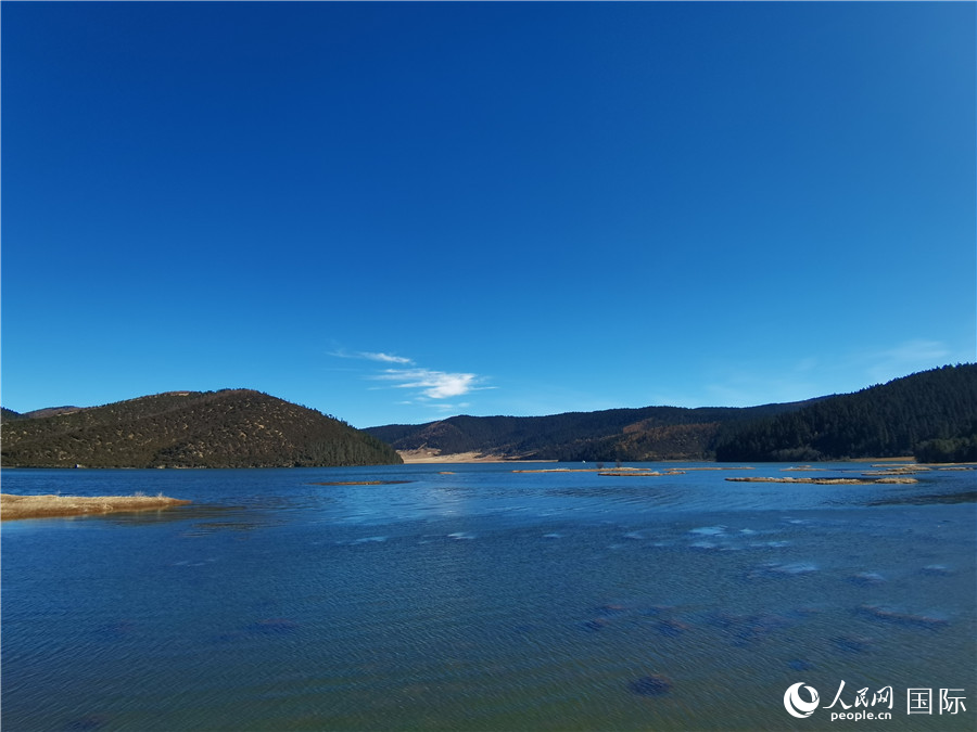 香格里拉國家公園景區(qū)內，被譽為“高原仙子”的屬都湖。人民網(wǎng)記者 杜明明攝
