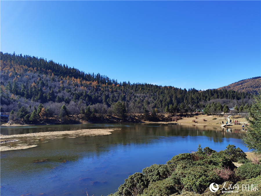 香格里拉國家公園景區(qū)內，被譽為“高原仙子”的屬都湖吸引了眾多游客。人民網(wǎng)記者 杜明明攝