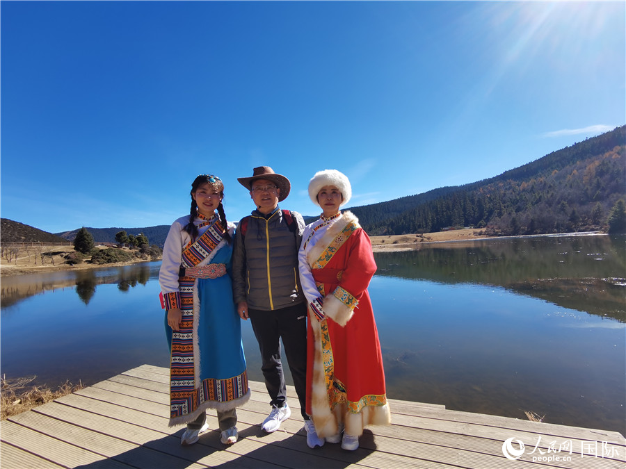 來自安徽合肥的一家三口在香格里拉國家公園景區(qū)內拍照留念。人民網(wǎng)記者 杜明明攝