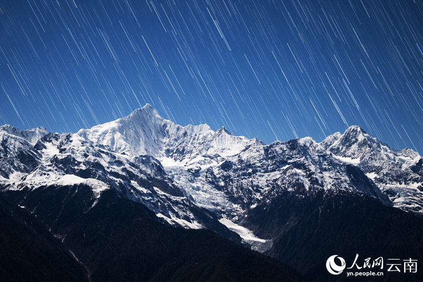 梅里雪山“星河流淌”奇觀。趙一舟攝