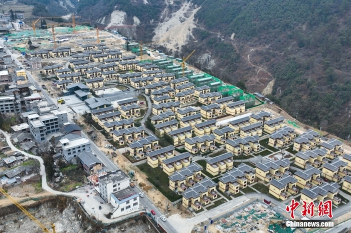 圖為2月1日，瀘定磨西鎮(zhèn)震后重建的安置小區(qū)。(無人機照片)<a target='_blank' href='/'><p  align=
