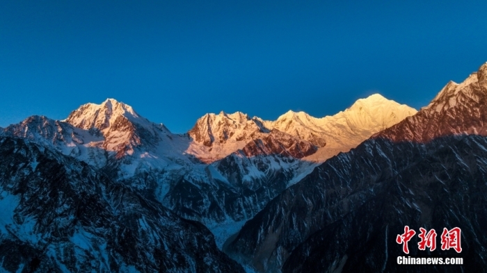 圖為2月1日，清晨陽(yáng)光照在貢嘎雪山上，出現(xiàn)“日照金山”景觀。(無人機(jī)照片)<a target='_blank' href='/'><p  align=