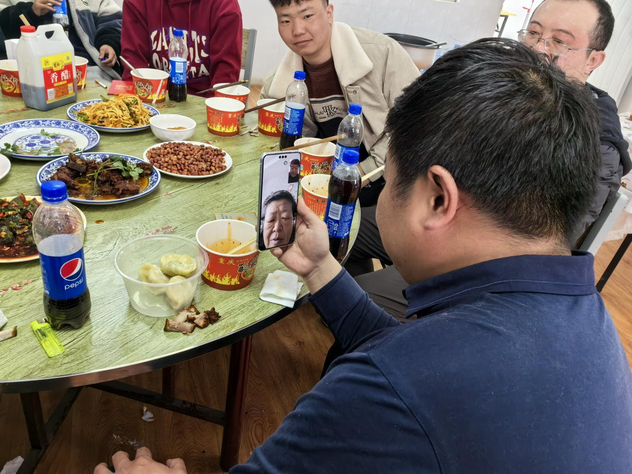 王玉琦與家人視頻。王元明攝