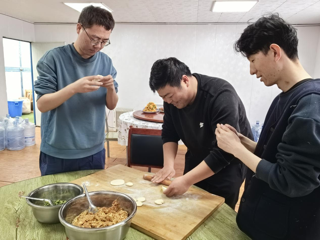 項目部里包餃子。王元明攝