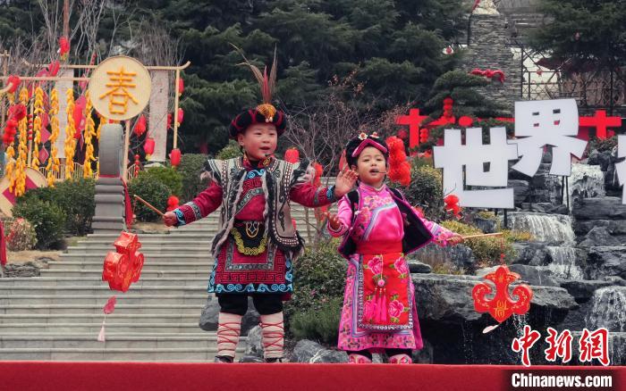 （新春見(jiàn)聞）阿壩州首屆村晚在理縣桃坪村啟幕