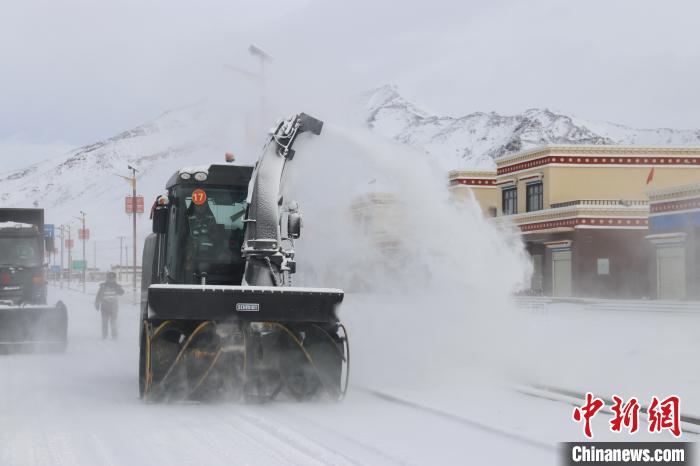 圖為該支隊官兵正在清理路面積雪。　董尼么太 攝