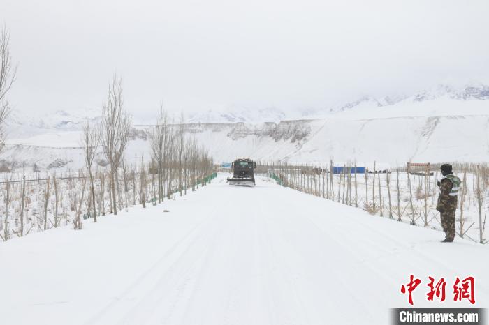 圖為救援官兵正在緊急清理路面積雪?！《崦刺?攝