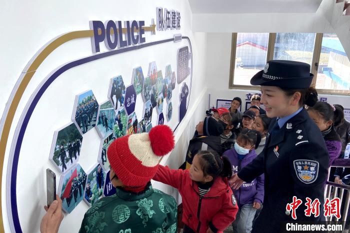 山南邊境管理支隊勒布邊境派出所舉行警營開放日活動，邀請駐地民眾進警營，了解民警工作生活?！∏f冀 攝