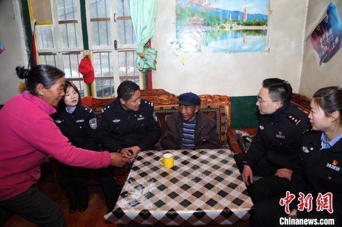 亞東出入境邊防檢查站民警走訪慰問轄區(qū)困難群眾?！堄陱?攝