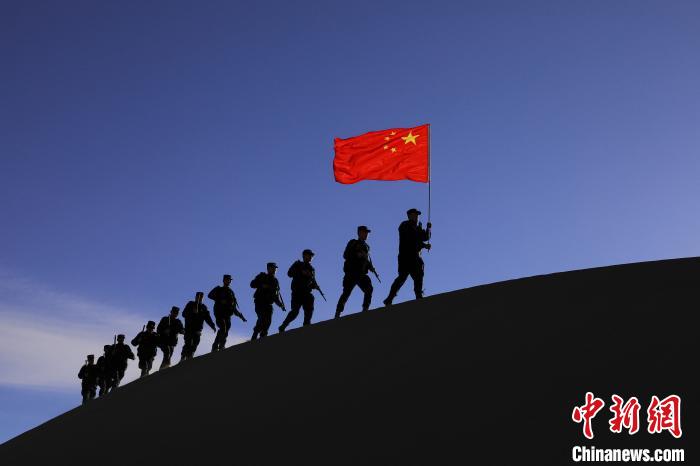 日喀則邊境管理支隊幾腳橋邊境檢查站民警在轄區(qū)開展巡邏工作。　龍小鳳 攝