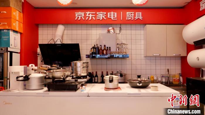 圖為店內(nèi)部分商品展示?！≈x牧 攝