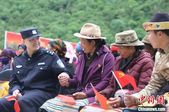 圖為李陽副所長(前排左一)與卓嘎、央宗姐妹共同參加愛國主義教育活動?！〉录?攝