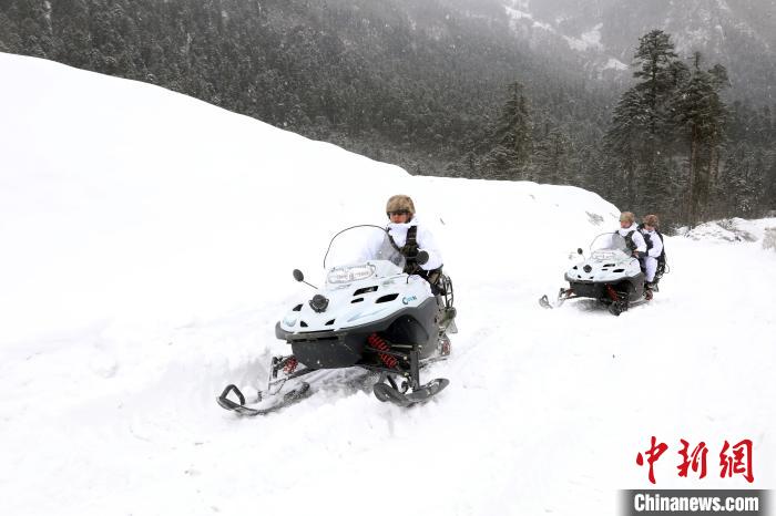 圖為雪地摩托車開路?！⊙鸩?攝