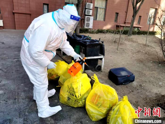 給垃圾做消殺?！¤F西區(qū)委宣傳部 攝