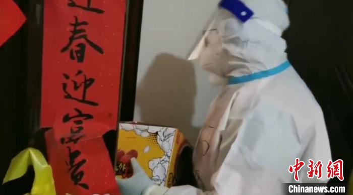 為封閉在家居民送快遞?！¤F西區(qū)委宣傳部 攝