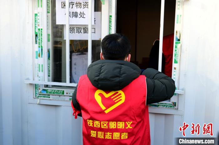 領防護用品?！¤F西區(qū)委宣傳部 攝