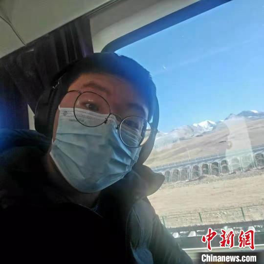 1月8日在西藏那曲開往拉薩火車上?！∈茉L者供圖 攝