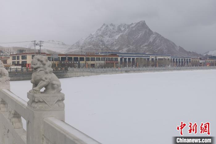 圖為2月5日傍晚時分的西藏阿里獅泉河鎮(zhèn)雪景。　王世才 攝