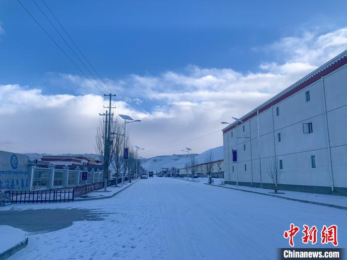 圖為西藏札達縣街道被積雪覆蓋?！娋?攝