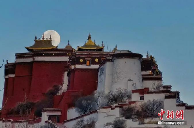 圖為一輪明月從布達(dá)拉宮上空緩緩升起。馬謙 攝