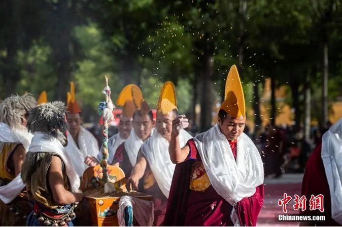 資料圖：扎什倫布寺跳神活動結(jié)束后，僧眾依次拋撒“切瑪”盒中的青稞祈福。<a target='_blank' ><p  align=