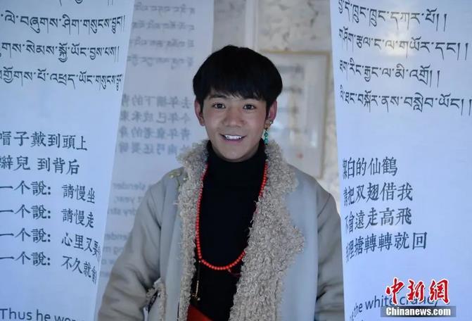圖為丁真在理塘勒通古鎮(zhèn)倉央嘉措微型博物館里留影。<a target='_blank' ><p  align=