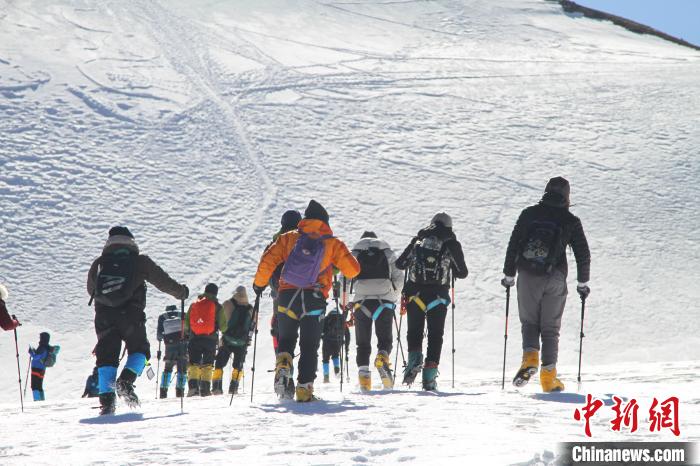圖為2019年，普通民眾在洛堆峰體驗登雪山活動。資料圖 趙朗 攝