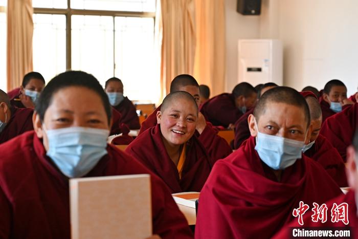 3月23日，記者走進(jìn)位于拉薩的西藏佛學(xué)院，探訪宗教學(xué)府的新學(xué)期。圖為西藏佛學(xué)院尼眾部學(xué)員等待上課。<a target='_blank' ></p><p  align=