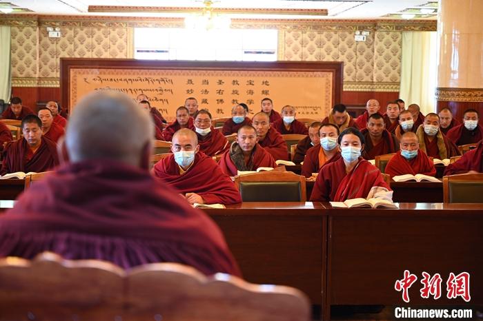 3月23日，記者走進(jìn)位于拉薩的西藏佛學(xué)院，探訪宗教學(xué)府的新學(xué)期。圖為佛學(xué)院學(xué)員正在上課。<a target='_blank' ></p><p  align=