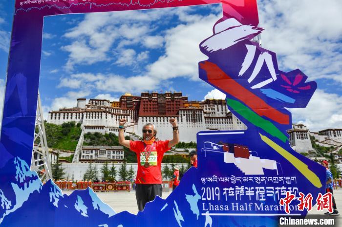 資料圖為2019年8月18日，拉薩舉行半程馬拉松賽?！〗w波 攝