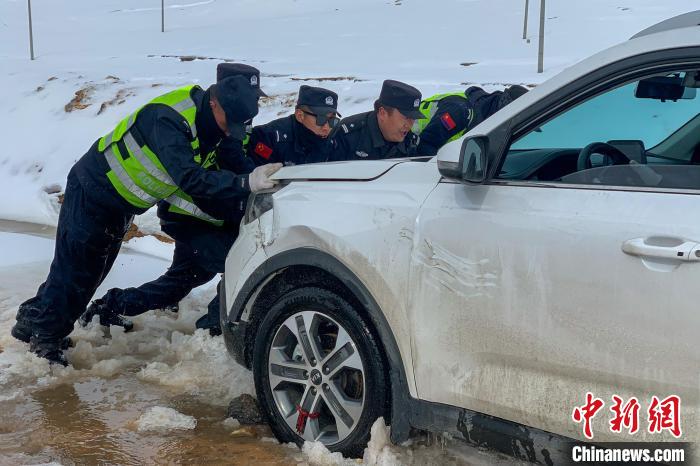 資料圖為安多交警幫助車(chē)輛脫困?！“捕嗫h公安局 供圖 攝
