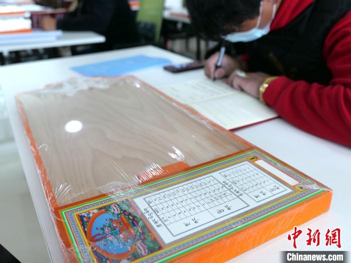 圖為天文歷算計(jì)算工具。　謝牧 攝