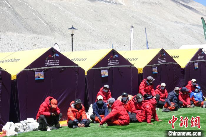 5月9日，登山隊員在珠峰北坡登山大本營歇息?！∪轿木?攝