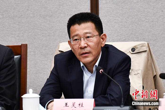 5月16日，由中國社會科學院西藏智庫、中國社會科學院民族學與人類學研究所主辦的第五屆西藏智庫國際論壇在北京舉行。中國社會科學院副院長王靈桂在致辭中表示，今年是西藏和平解放70周年，西藏人民團結奮斗，把貧窮落后的舊西藏建設成經(jīng)濟發(fā)展、文化繁榮、社會進步、環(huán)境良好、生活幸福的社會主義新西藏，西藏歷史上第一次徹底消滅了絕對貧困，同全國人民一起，西藏各族人民已經(jīng)走進全面建成小康社會的新時代，進入歷史發(fā)展的新坐標。 <a target='_blank' ><p  align=