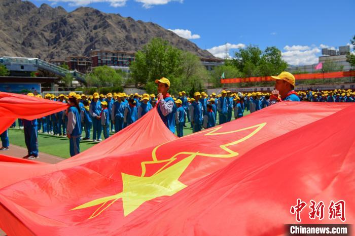 圖為拉薩市堆龍德慶區(qū)堆龍姜昆黃小勇希望小學(xué)學(xué)生在操場入隊(duì)儀式?！∝暩聛硭?攝