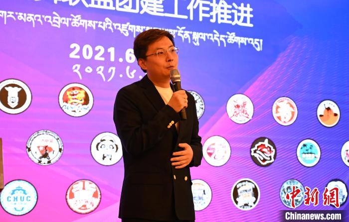 圖為中國舞蹈家協(xié)會(huì)街舞委員會(huì)常務(wù)副主任、秘書長夏銳致辭?！≮w朗 攝