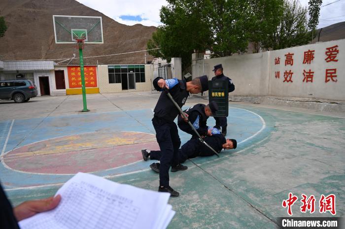 圖為移民管理警察進(jìn)行警務(wù)技能考核。　趙朗 攝