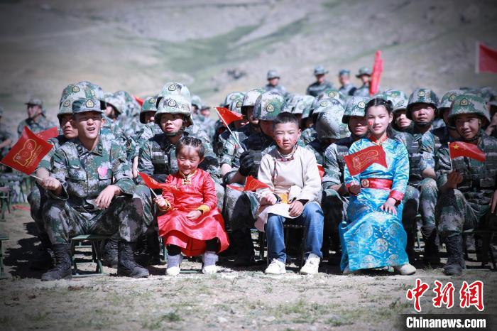 圖為駐地小朋友參加此次活動(dòng)?！?普布扎西 攝