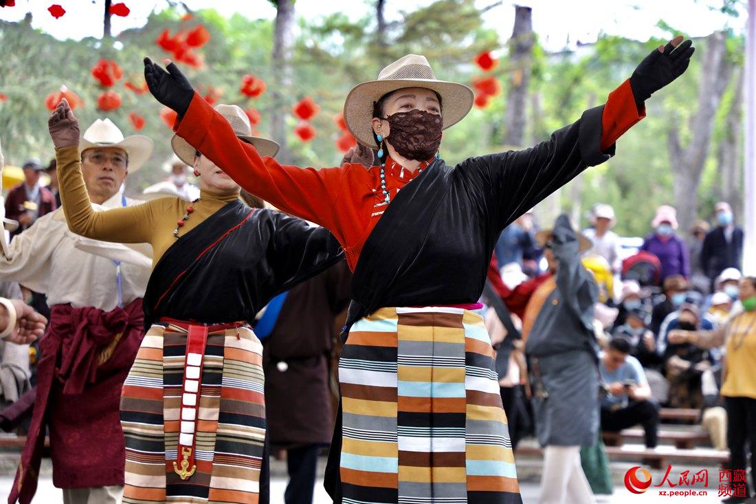拉薩市民在宗角祿康公園跳鍋莊舞。人民網(wǎng) 次仁羅布攝
