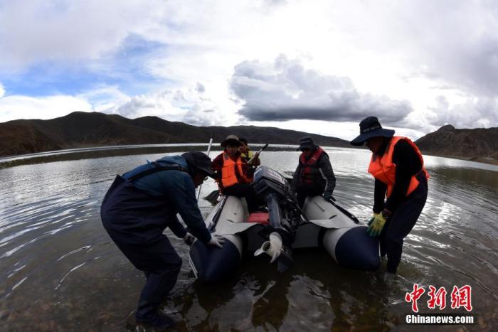 圖為科考隊員準(zhǔn)備乘快艇前往浪錯湖中心開展科考作業(yè)。 <a target='_blank' ><p  align=