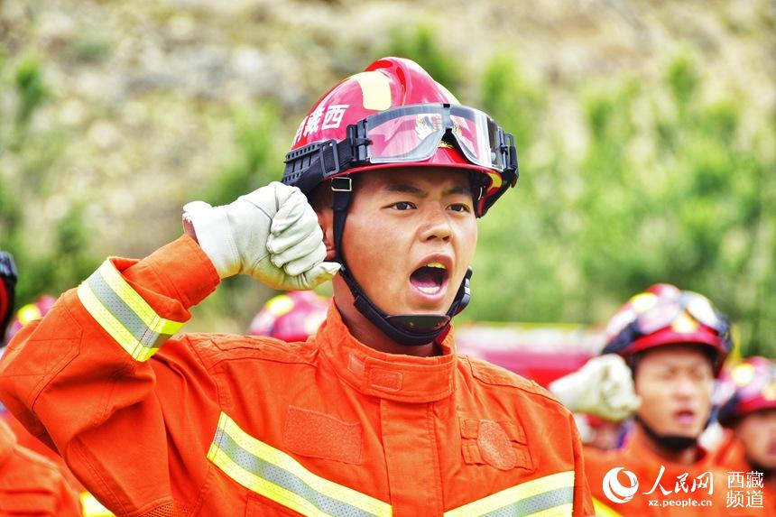 消防指戰(zhàn)員重溫入隊(duì)誓詞。人民網(wǎng) 李海霞 攝