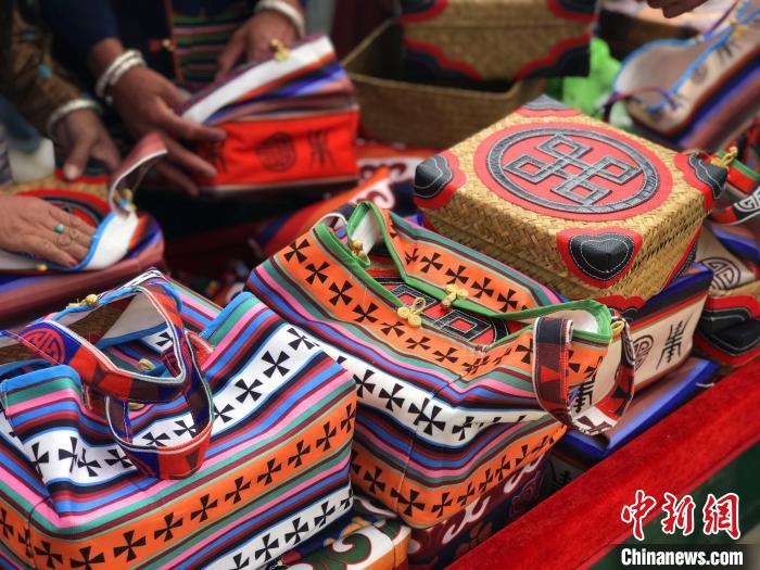 圖為打隆物交會(huì)上售賣的民族手工藝品?！∪轿木?攝