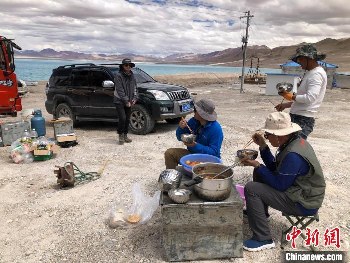 在“世界屋脊”上作業(yè)，中國科考隊員衣、食、住、行有何特色？