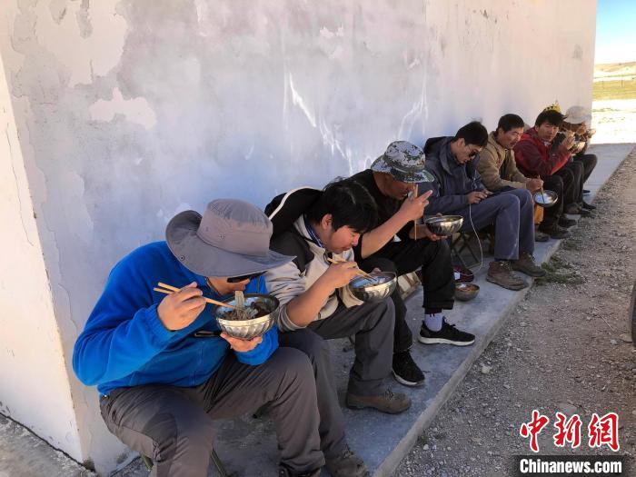 科考隊員在高原湖泊岸邊進餐?！?lt;a target='_blank' ><p  align=